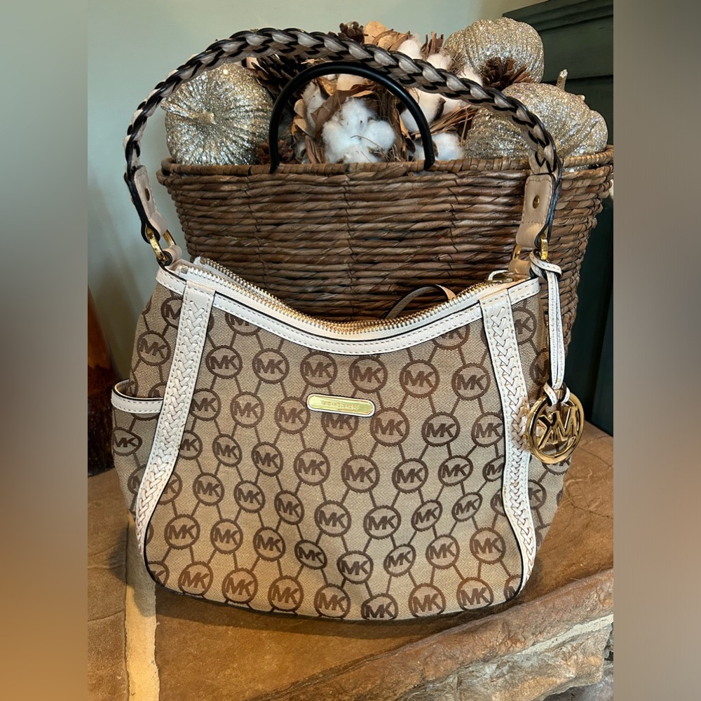 Michael Kors Pocket Book
